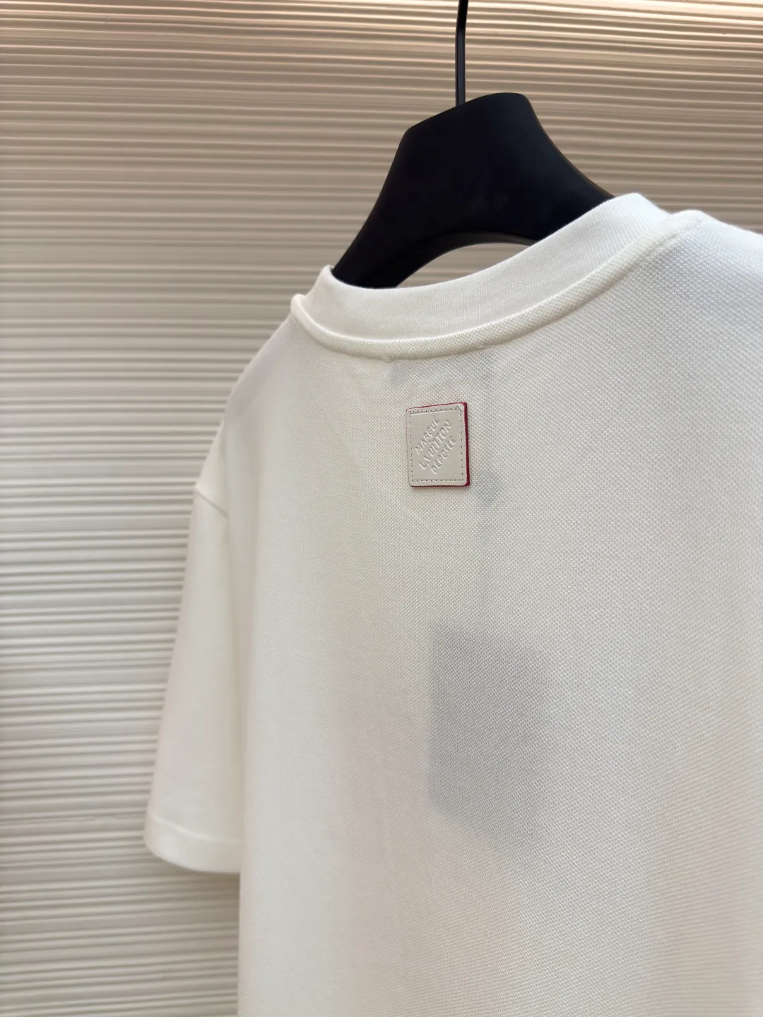LOUIS VUITTON Ribbon Sakura Round Neck Short Sleeves ●Authentic product: purchased and developed by 13699 ●Item number: 1680199-A90 ●Fabric: pique cotton fabric ●Technology: embroidery production ●Version: fitted version ●Weight: about 360 grams ●Size: XS-S-M-L ●Description: 32S single yarn pique shirt fabric, 250g; matched with 32S double yarn stretcher thread, 320g. Comes with custom knitted flat machine thread. The fabric is made of high-quality cotton yarn with a yarn count of 32, which has high density and softness. Pure cotton yarn is used. This fabric has the natural advantages of pure cotton, which is soft and comfortable, has good hygroscopicity, and is not prone to static electricity. The pique structure is a special knitting method that forms a bead-like texture, giving the fabric surface a certain concavity and breathability. The texture of the paper bead gauze also makes the fabric more layered and three-dimensional, presenting a soft and textured appearance. The front ribbon logo embroidery is purely hand-positioned and produced. The logo pattern created by the embroidery and the bright ribbon shows a unique fusion of craftsmanship and reflects the combination of traditional craftsmanship and modern trend aesthetics. The ribbon material you choose is custom-dyed, and the thin ribbons are stitched with high density to create a three-dimensional effect; the outlines of petals and branches and leaves are highlighted by closely arranged silk threads. The overall wiring is straight and delicate, the fabric is comfortable and soft, and the color is consistent without color difference. It can be matched with the same style to create a fashionable look and control various occasions. Customized accessories, complete with three standards, same style for men and women!